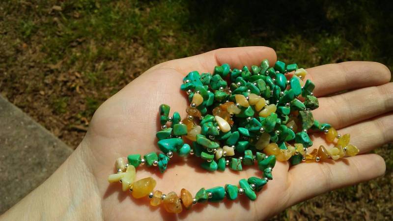 Grüner Türkis Mit Gelben Opal Kristall Steinsplittern von iLLstyles