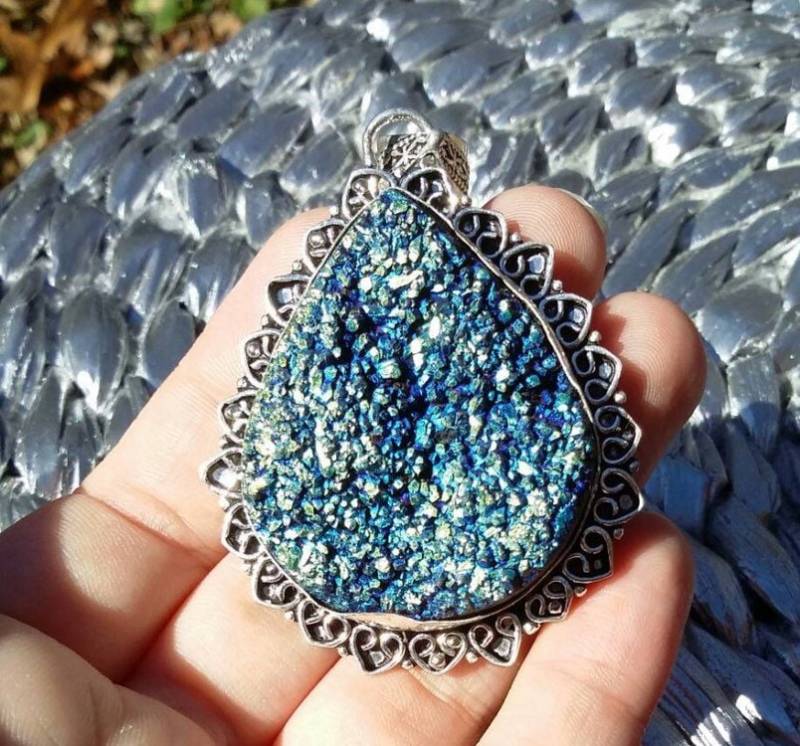 Halskette Mit Anhänger Aus Blauem Titan von iLLstyles