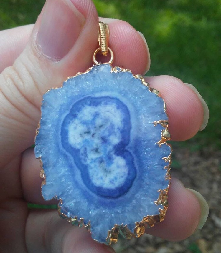 Hellblaue Solar Quarz Anhänger Halskette von iLLstyles