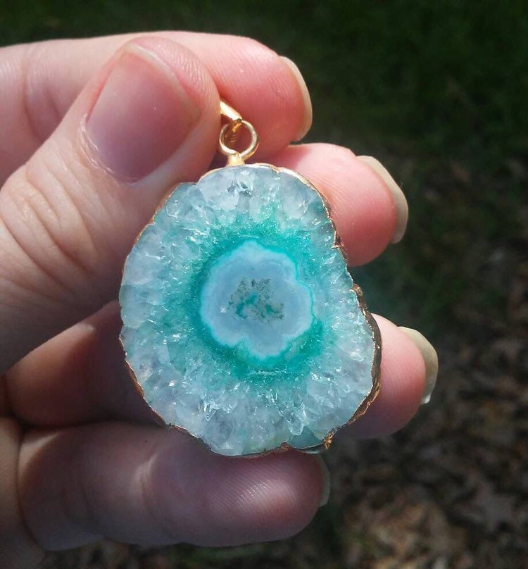 Hellgrüne Halskette Mit Solarquarz-Anhänger von iLLstyles