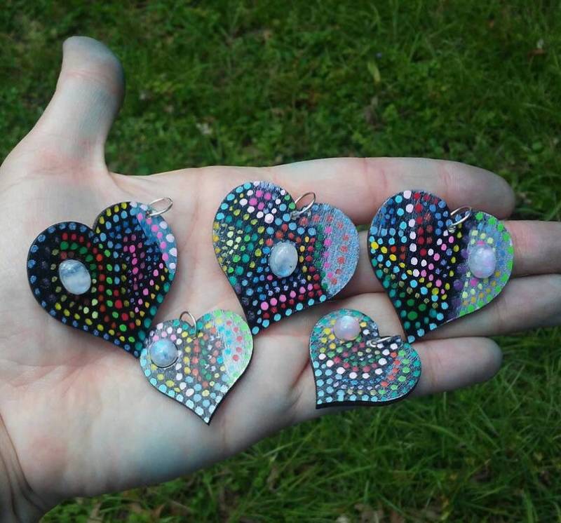 Holz Anhänger Halskette Mit Herz Aus Bemaltem Mondstein von iLLstyles