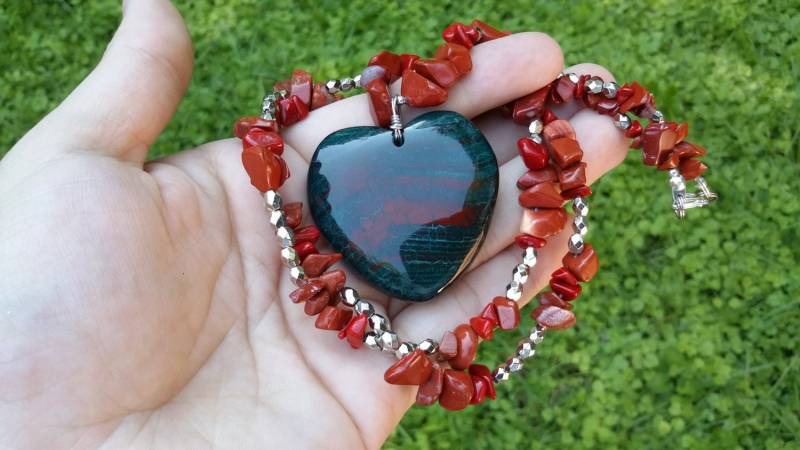 Jaspis Stein Herz Anhänger Halskette, Mit Roten Steinperlen von iLLstyles