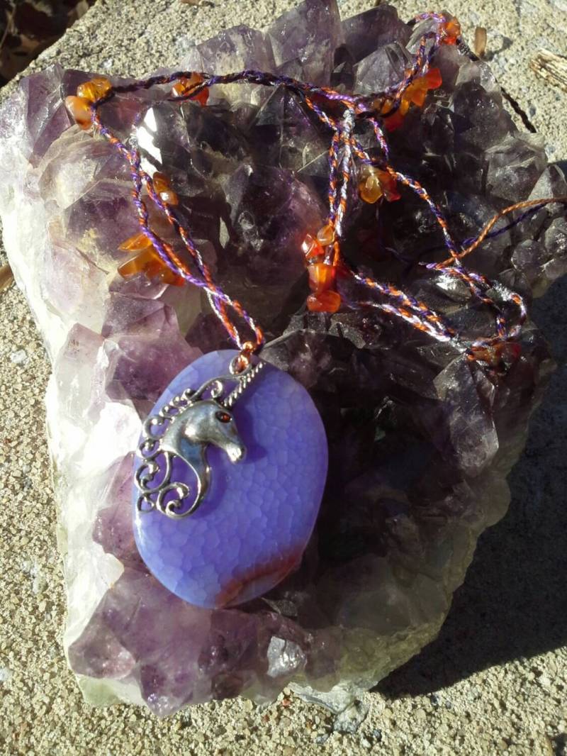 Lila Achat Mit Orangem Karneol Und Einhornanhänger Lila Achat Mit Orangem Karneol Und Einhornanhänger von iLLstyles