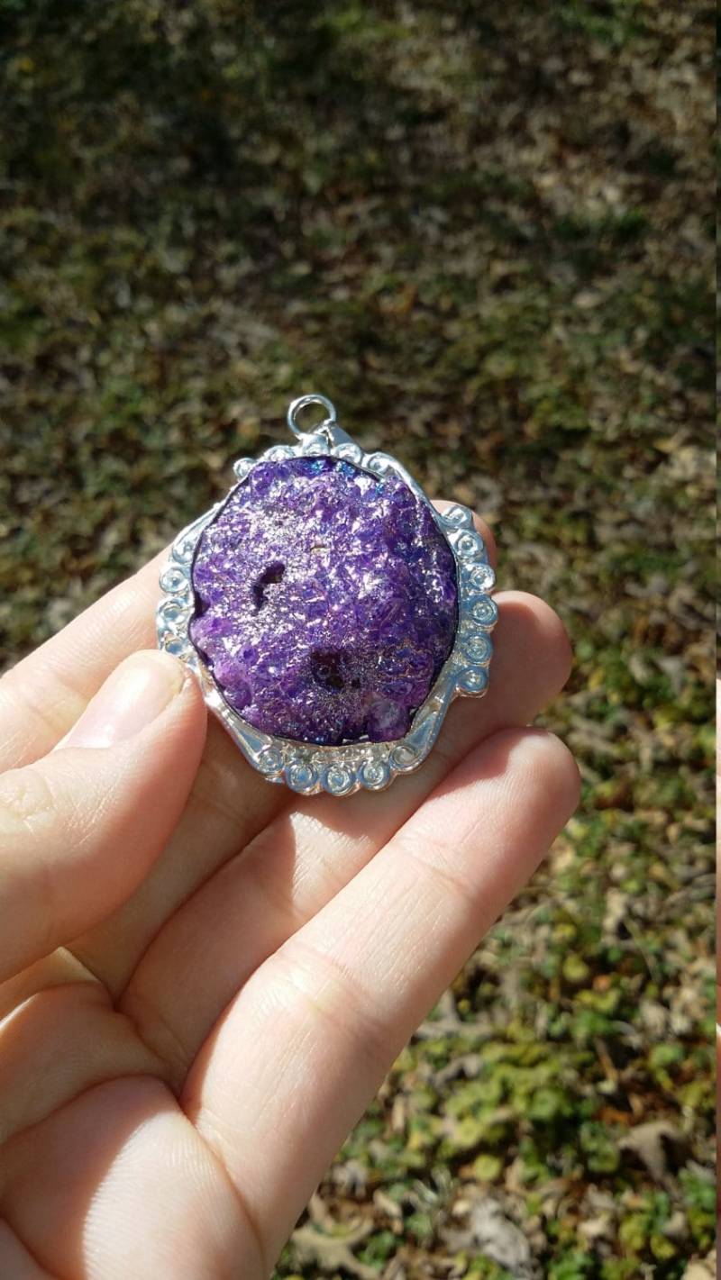 Lila Druzy Quarz Geode, Silber Anhänger Halskette von iLLstyles
