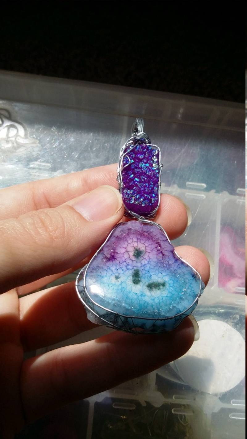 Lila Mit Blauem Regenbogen Druzy, Solar Quarz Geode Anhänger Halskette von iLLstyles