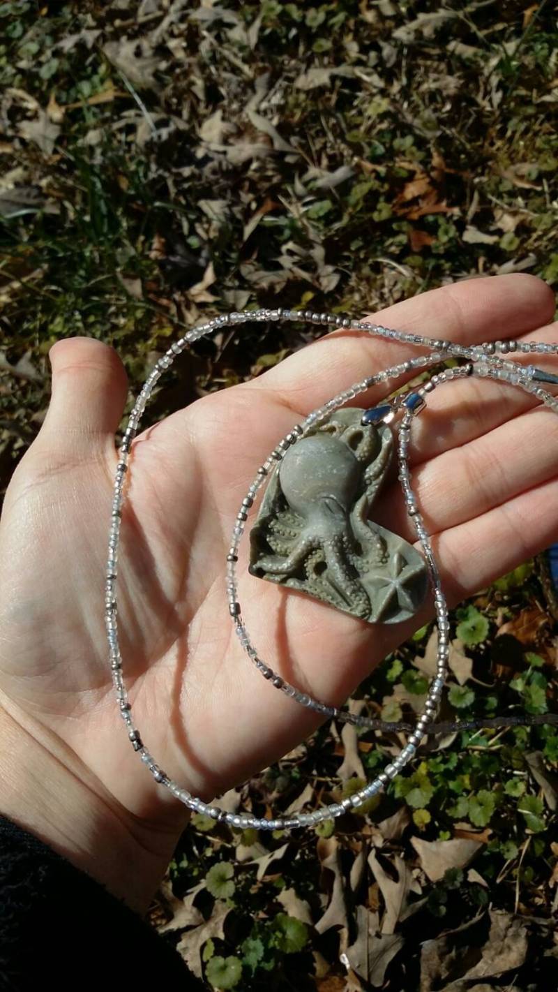 Oktopus Anhänger Geschnitzt Aus Jaspis Und Perlen von iLLstyles