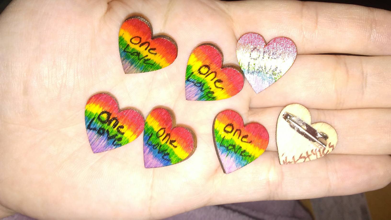 One Love Regenbogenherz Pin von iLLstyles