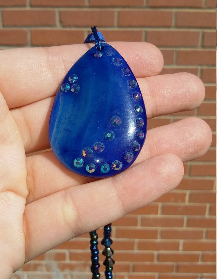 Reduziert. Blau Achat Geode, Regenbogen Perlen Anhänger Halskette von iLLstyles