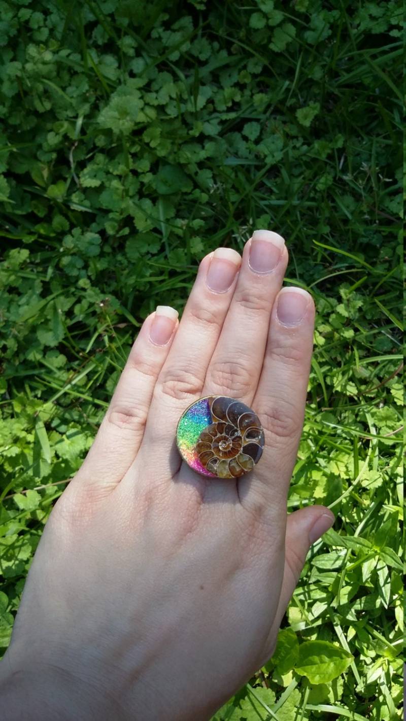 Regenbogen Ammonit Ring./Ringe Regenbogen. Größe 7 - Verstellbar von iLLstyles