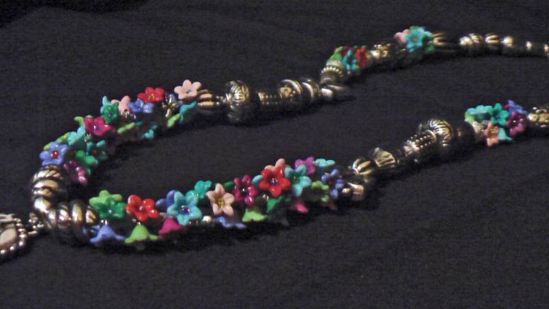 Wunderschöne Blumen-Halskette. Mit Liebe Handgefertigt, Ein Unikat von iLLstyles