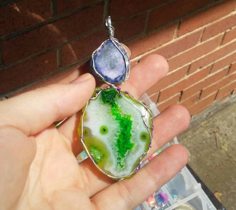 Wunderschöne Halskette Aus Grün Mit Lila Geode Achat Anhänger von iLLstyles