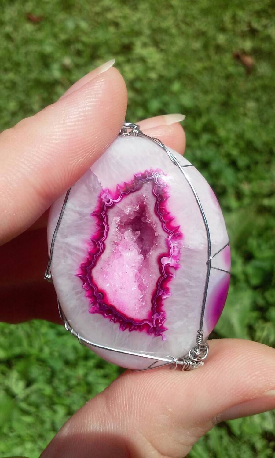Wunderschöne Rosa Achat Geode Druzy Stein, Wire Wrap Anhänger Halskette von iLLstyles