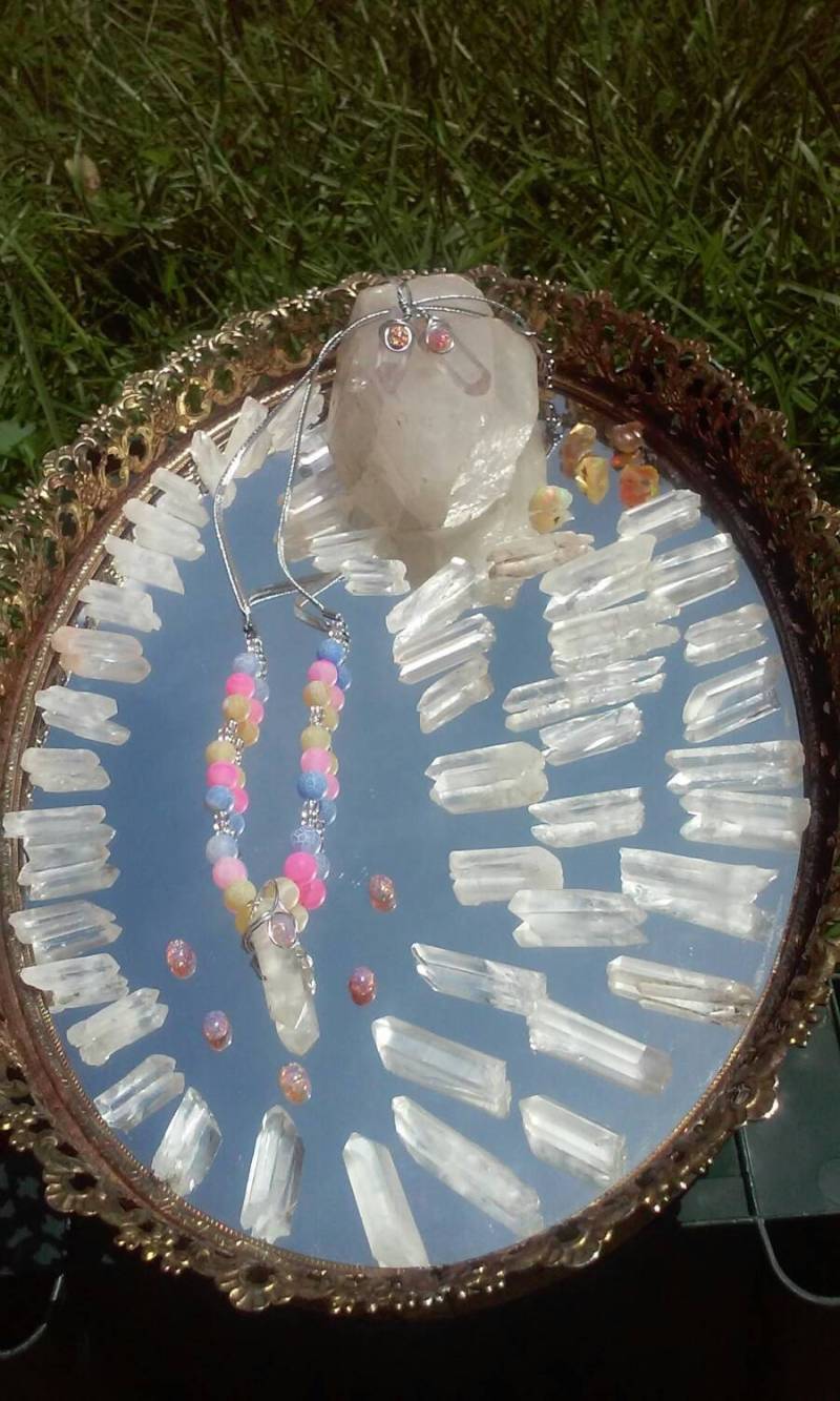 Wunderschöner Opal Anhänger Mit Klaren Kristallen Und Achat Perlen von iLLstyles