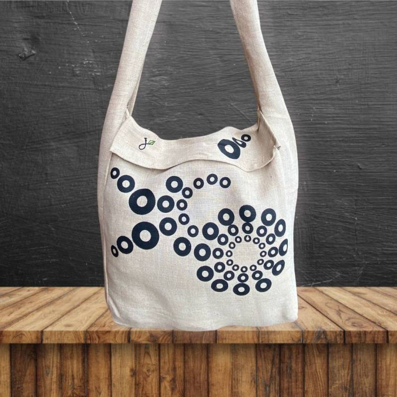 Ecofriendly Sling Schultertasche Hand-Gefertigt Aus Jute - "Black Circles" von iLoveHeyJute