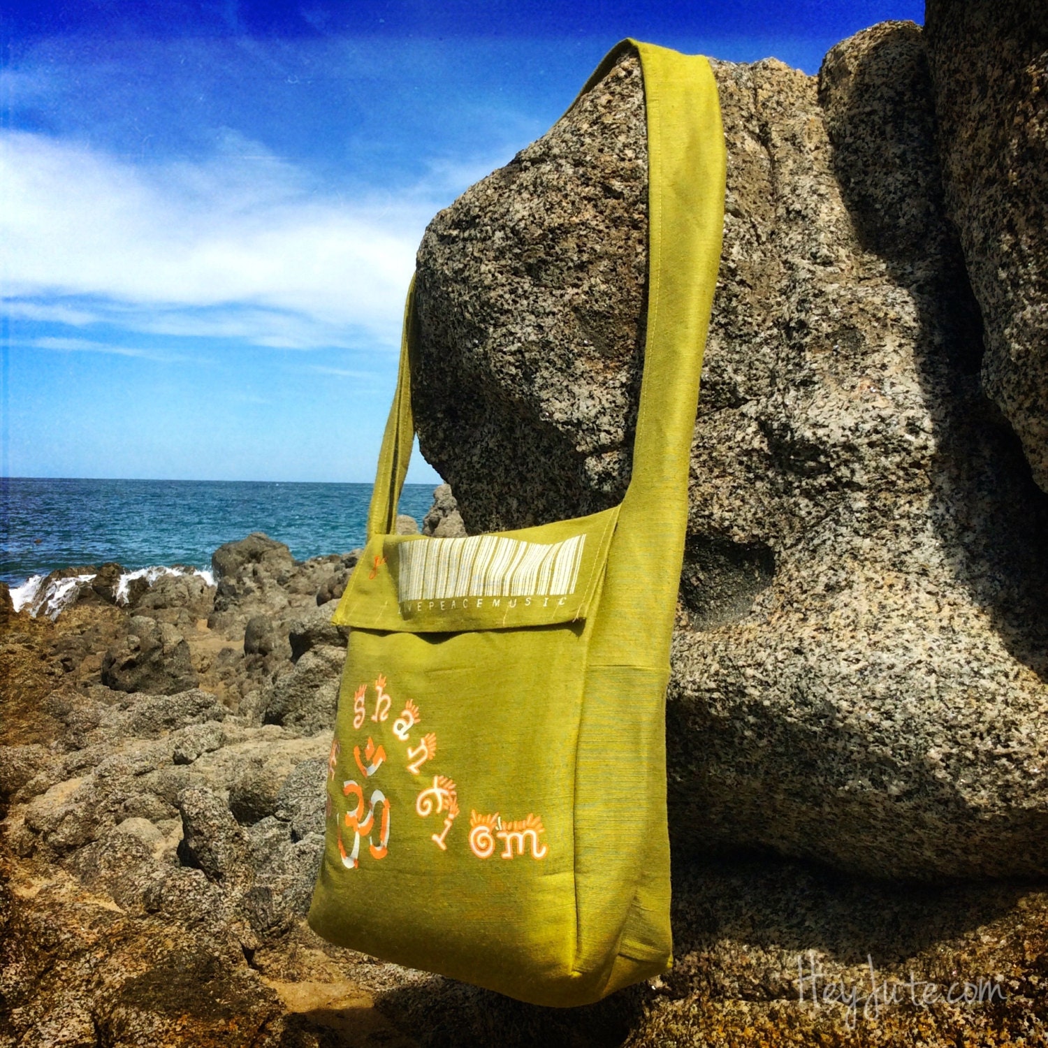 Ecofriendly Sling Schultertasche Hand-Gefertigt Aus Jute - "Om Shanti Om" von iLoveHeyJute