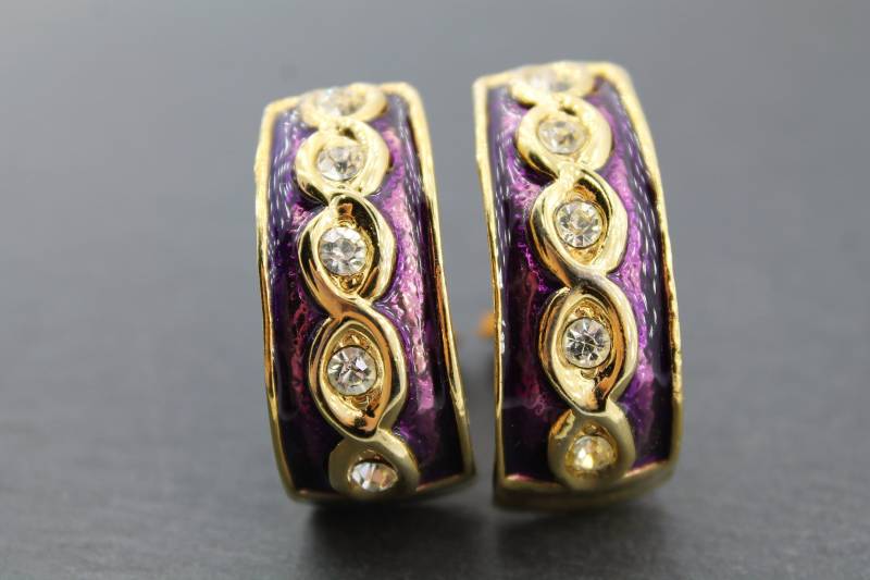 Elegante Halb-Hoop Ohrringe Mit Lila Emaille Und Kristall Strass/High-End Kostüm Schmuck Aus Den 1980Er Jahren Elegante Halb-Hoop Ohrringe Mit Lila Emaille Und Kristall Strass/High-End Kostüm Schmuck Aus Den 1980Er Jahren von iPomeeVintage