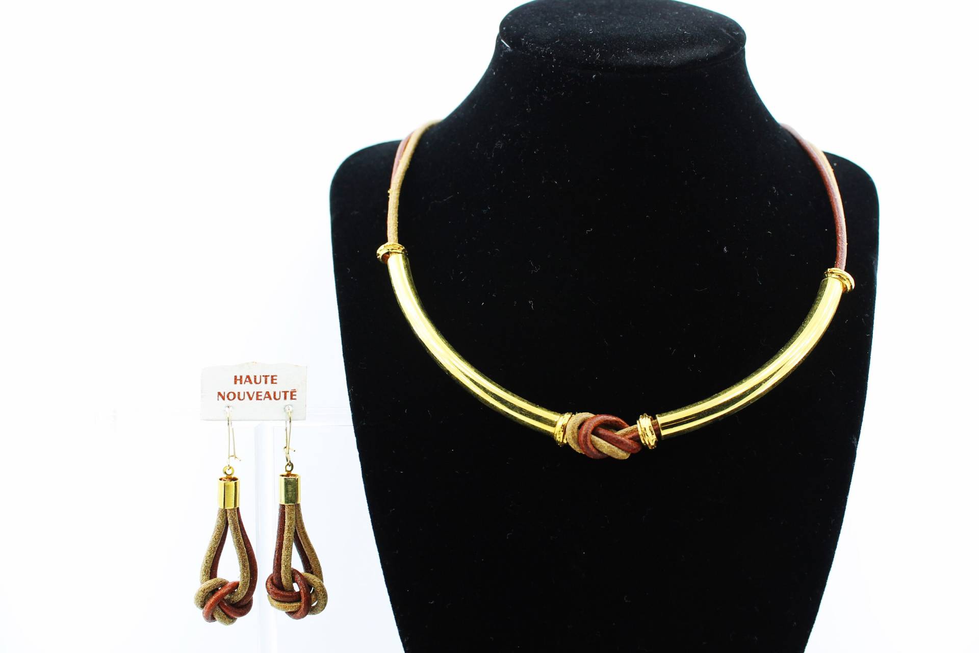 Vintage Leder Halskette Ohrring Demi Parure Set/Neu Ungetragen Aus Den 1990Er Jahren Vintage Leder Halskette Ohrring Demi Parure Set/Neu Ungetragen Aus Den 1990Er Jahren von iPomeeVintage
