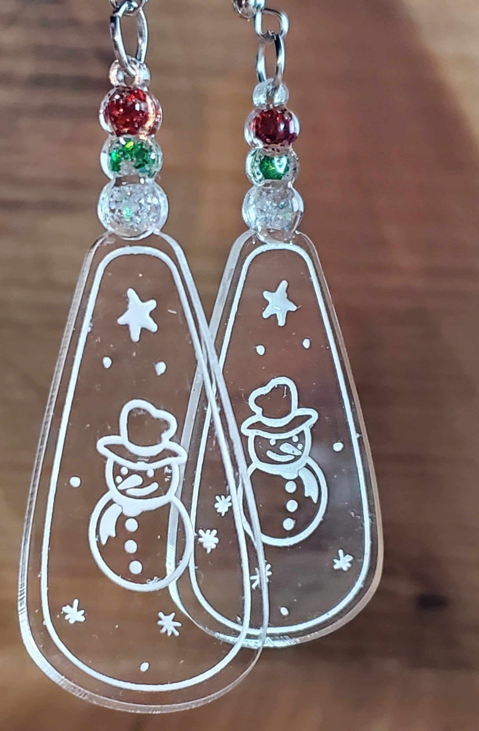 Bemalter Schneemann Auf Acryl Mit Harzsteinen von iScrutinizeDesigns