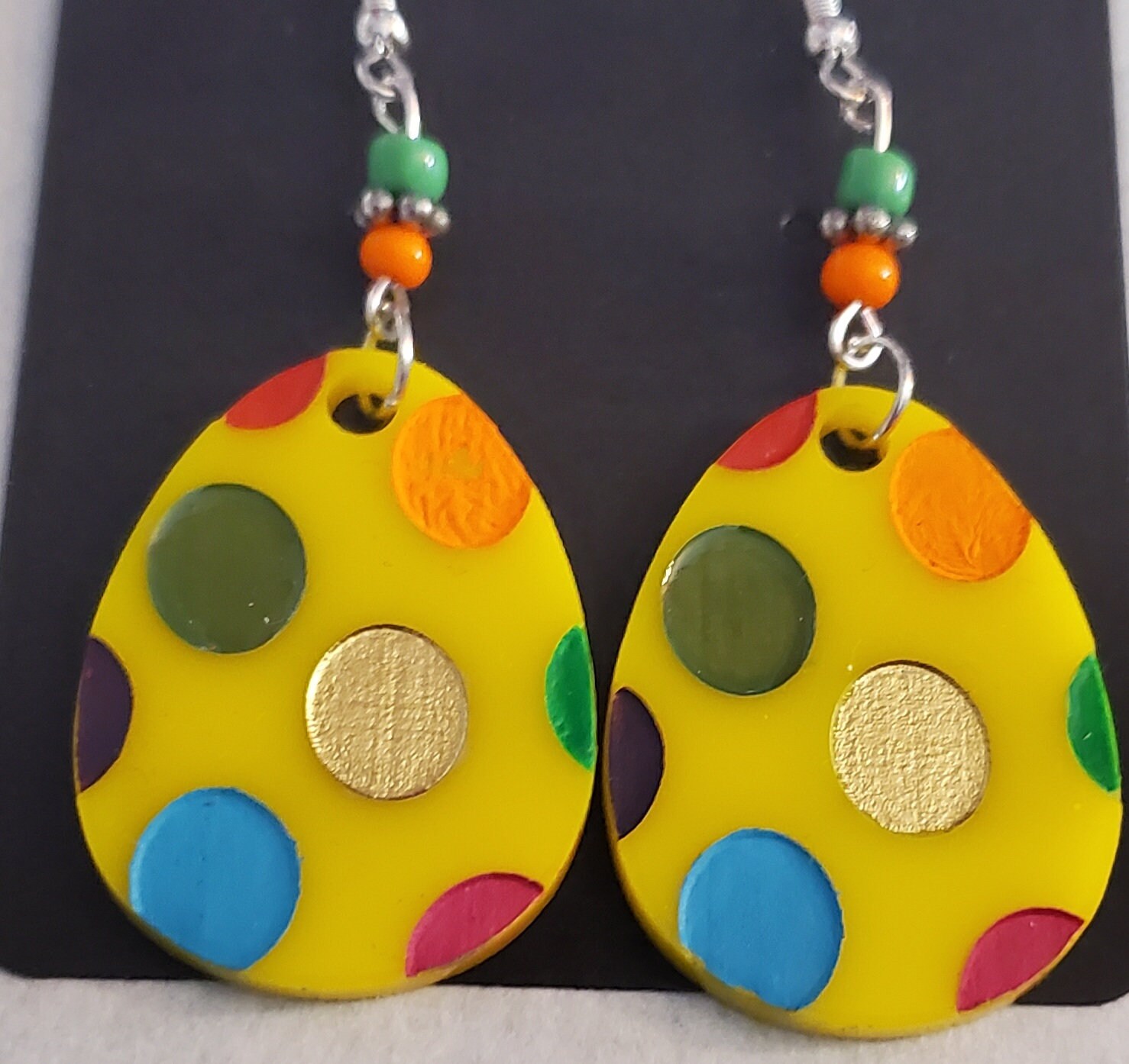 Handbemalte Bunte Polka Dot Ei Ohrringe Auf Gelbem Acryl von iScrutinizeDesigns