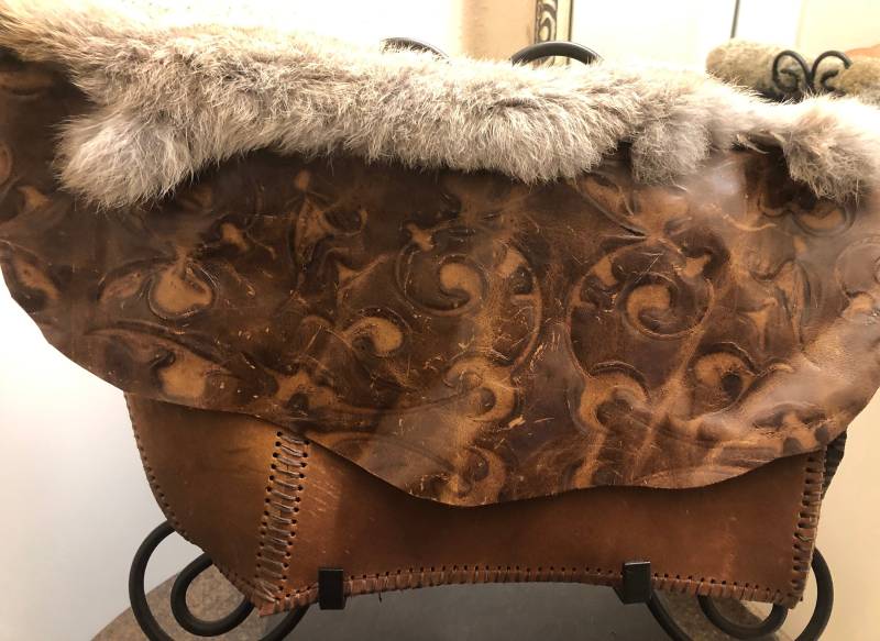 Handgenähte, Zweigestickte Leder - Und Hasenfell-Clutch von iamthespottedzebra