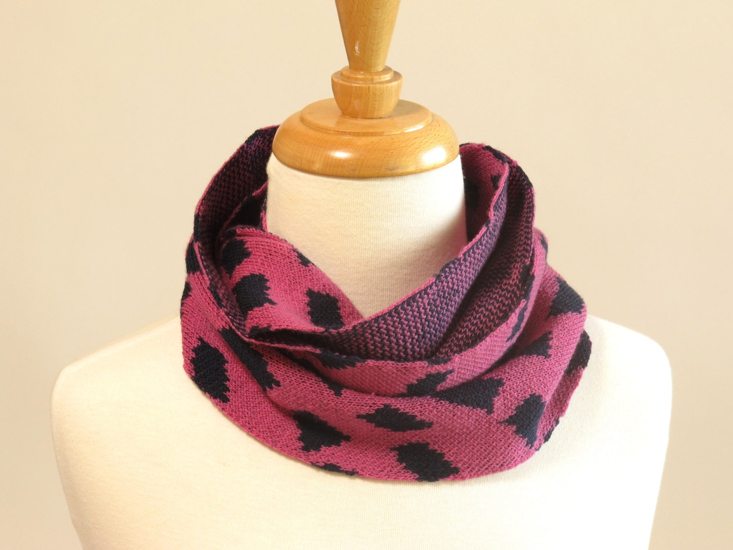 Merino Wolle Kauri Schal, Magenta Und Navy Merino Wolle Kauri Schal, Magenta Und Navy von ianbaldry