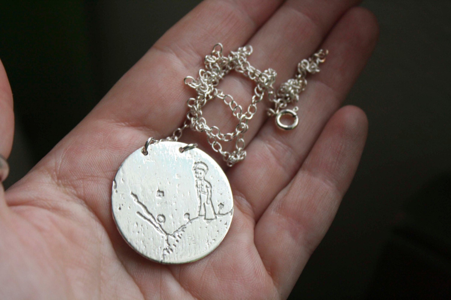 Halskette Der Kleinen Prinzen Silber - Juwel Der Planet Des Kleinen Gravierte Saint-Exupéry Geschenk Taufe Halskette Der Kleinen Prinzen Silber - Juwel Der Planet Des Kleinen Gravierte Saint-Exupéry Geschenk Taufe von iatzil