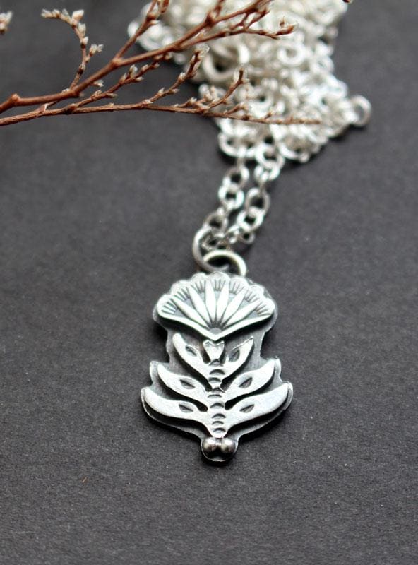 Silberne Scaevola-Blumenkette - Blume Blumenanhänger Geschenk Für Frauen Rustikal Natur Botanisch Silberne Scaevola-Blumenkette - Blume Blumenanhänger Geschenk Für Frauen Rustikal Natur Botanisch von iatzil