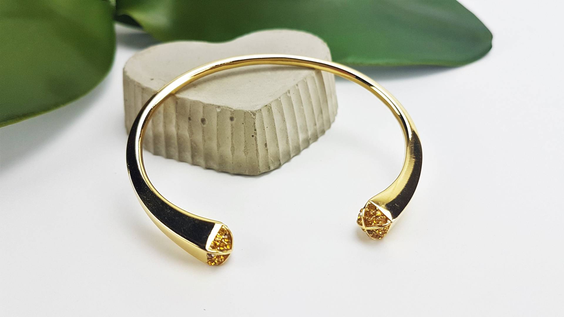 Vintage Armreif Metall Gold Mit Winzigen Glänzenden Strasssteinen Verziert Schmuck Modeschmuck Gold-Armband Edel 90-Er Jahre Vintage Armreif Metall Gold Mit Winzigen Glänzenden Strasssteinen Verziert Schmuck Modeschmuck Gold-Armband Edel 90-Er Jahre von ibkas