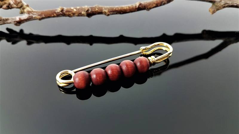Vintage Brosche Aus Metall Mit Holzperlen Modeschmuck Goldton 80-Er Jahre Vintage Brosche Aus Metall Mit Holzperlen Modeschmuck Goldton 80-Er Jahre von ibkas