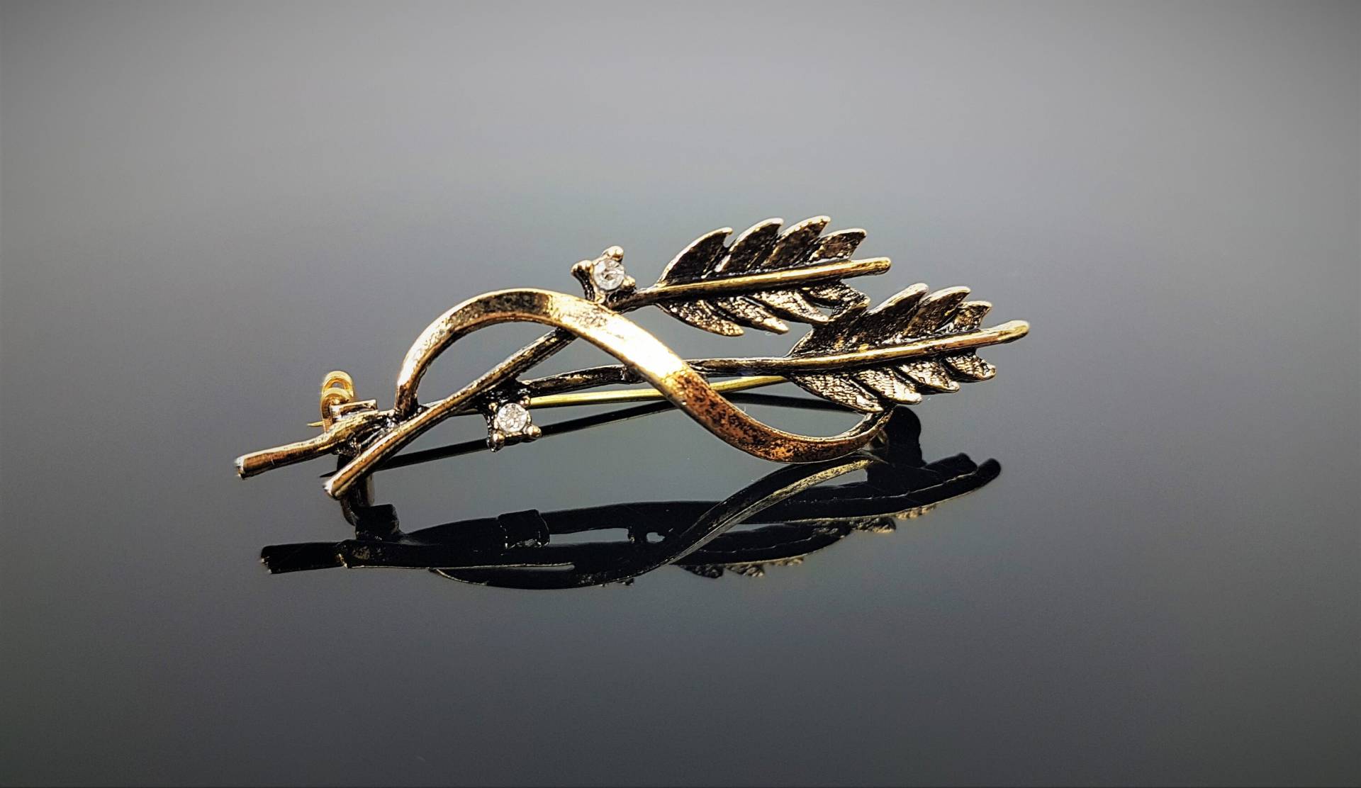 Vintage Brosche Aus Metall in Gold - Farbe Modeschmuck Nachlass 70-Er/80-Er Jahre Vintage Brosche Aus Metall in Gold - Farbe Modeschmuck Nachlass 70-Er/80-Er Jahre von ibkas
