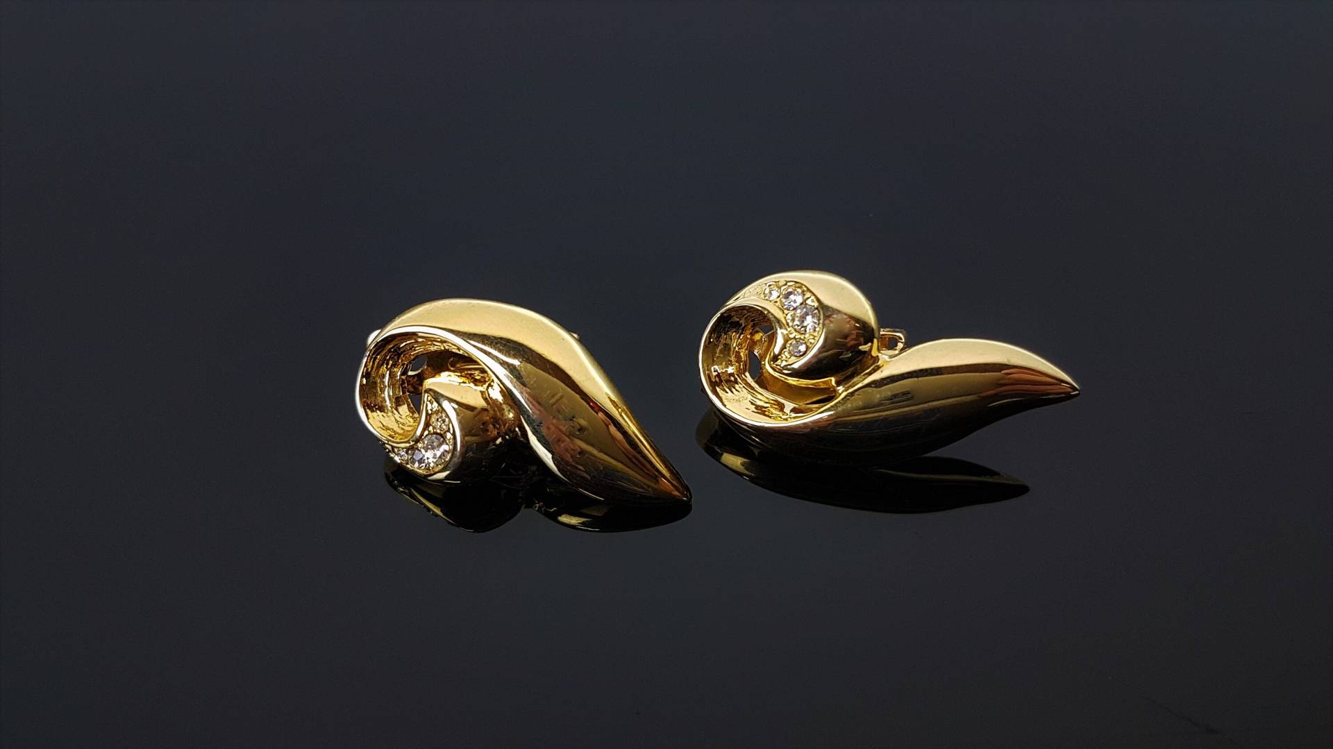 Vintage Ohrclips Gold Mit Glänzenden Strasssteinen Ohrschmuck Modeschmuck Aus Nachlass 70-Er /80-Er Jahre Vintage Ohrclips Gold Mit Glänzenden Strasssteinen Ohrschmuck Modeschmuck Aus Nachlass 70-Er /80-Er Jahre von ibkas