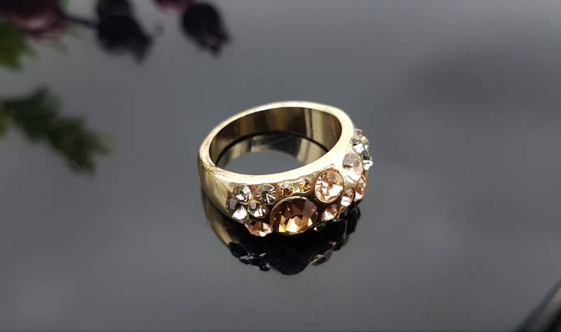 Vintage Ring in Gold Aus Metall Modeschmuck Goldfarbe von ibkas