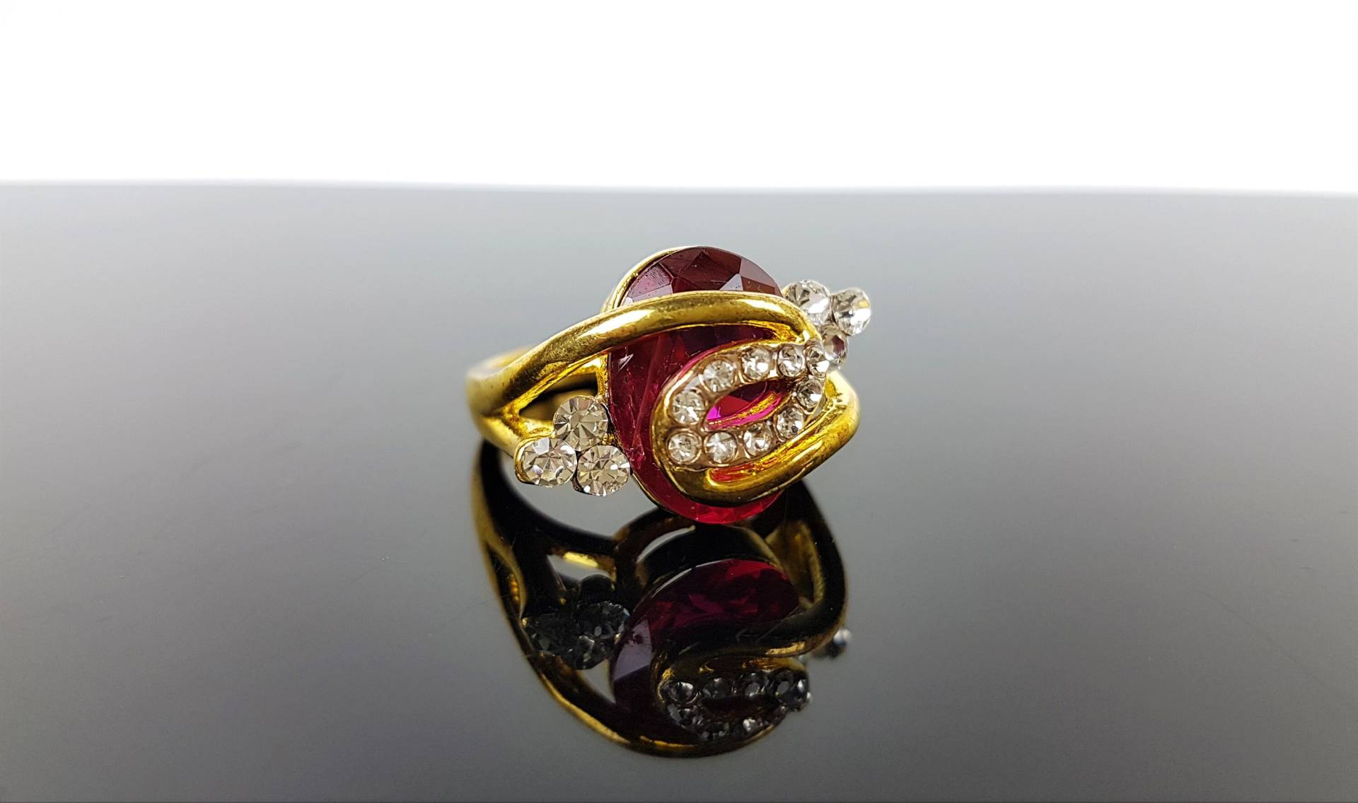 Vintage Ring in Gold Aus Metall Modeschmuck Goldfarbe von ibkas