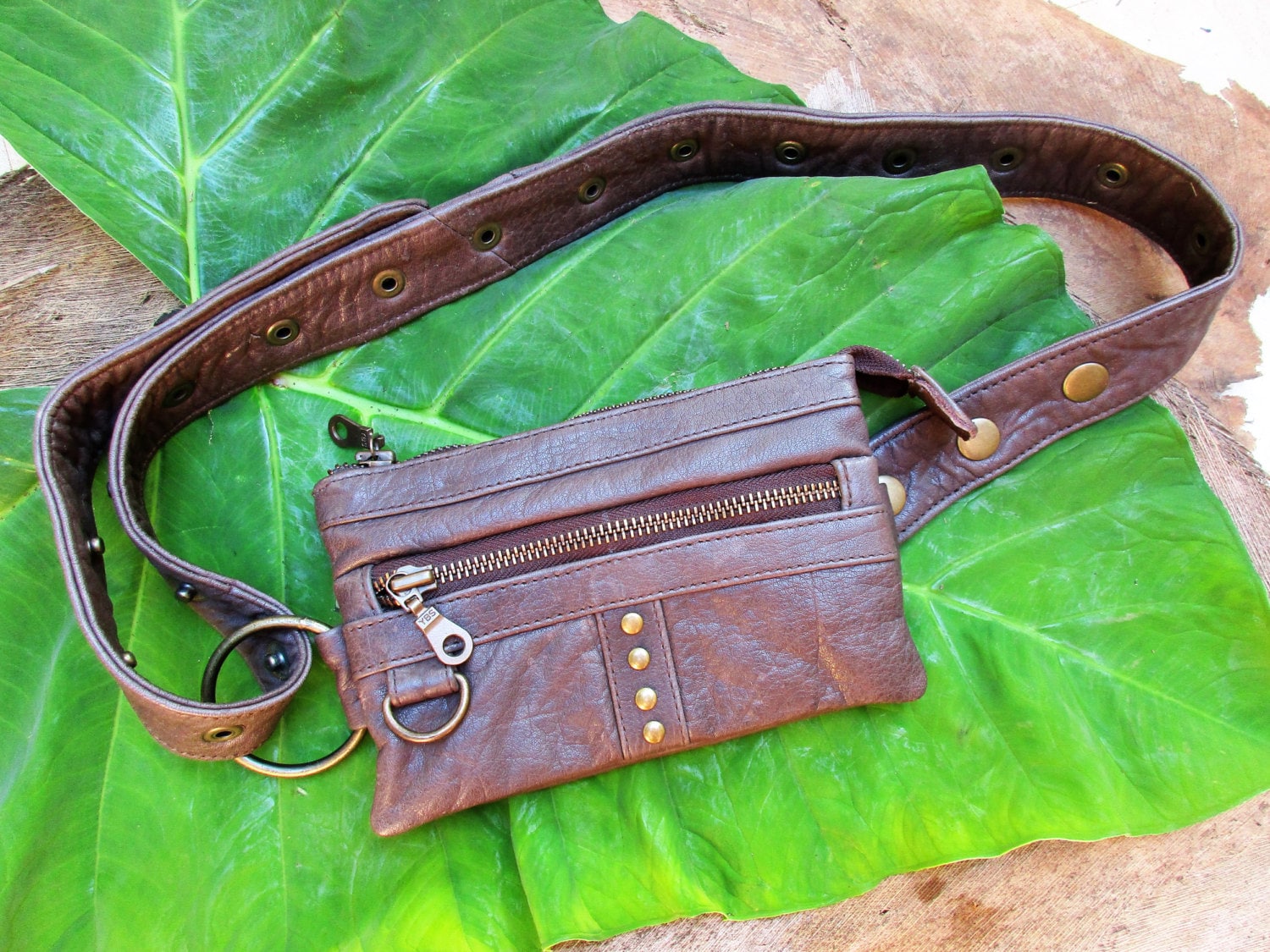Dunkelbraune Gürteltasche Aus Leder Mit Nieten Dunkelbraune Gürteltasche Aus Leder Mit Nieten von ibogaskin