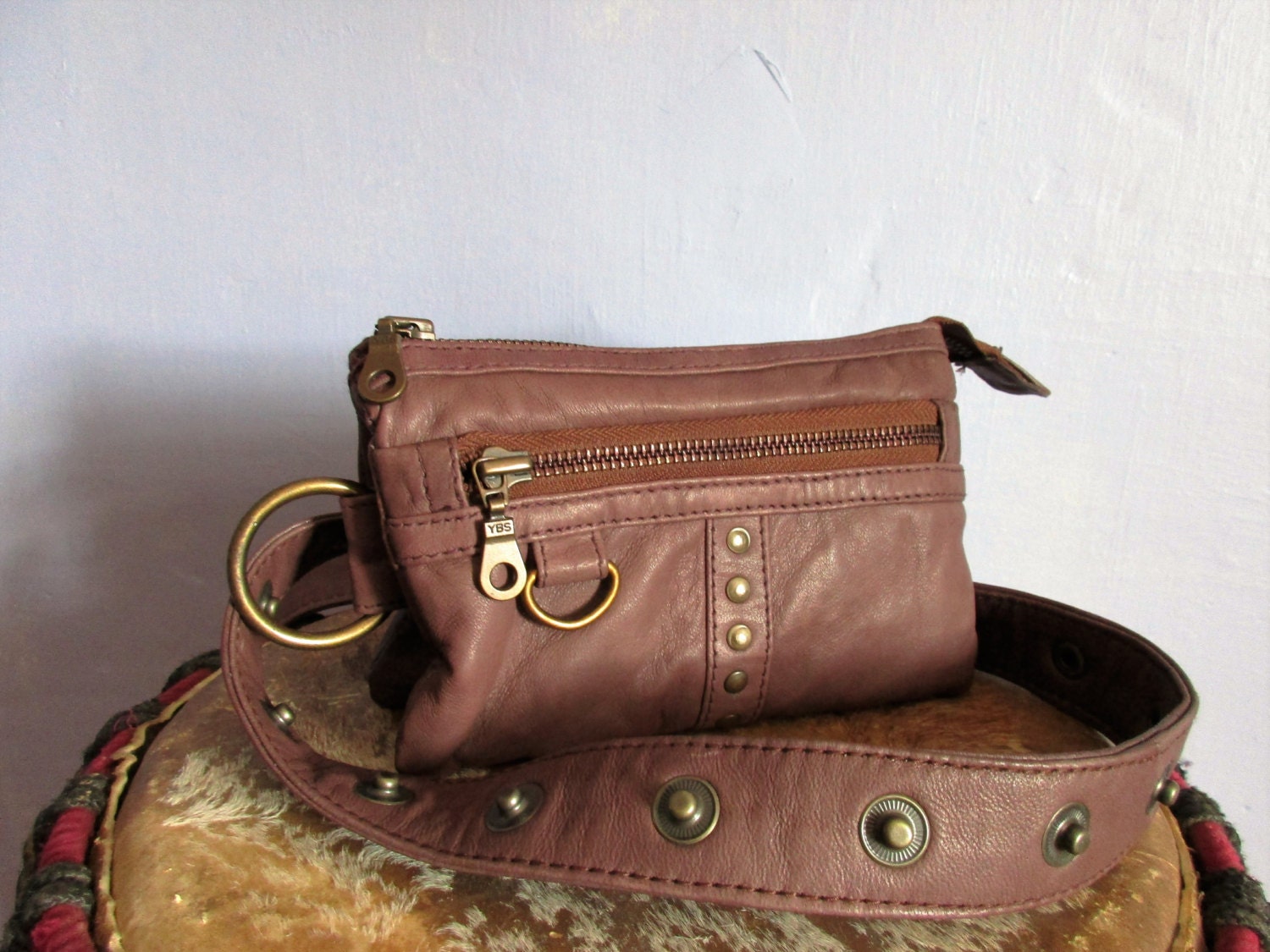 Gürteltasche Aus Braunem Leder Mit Nieten Gürteltasche Aus Braunem Leder Mit Nieten von ibogaskin