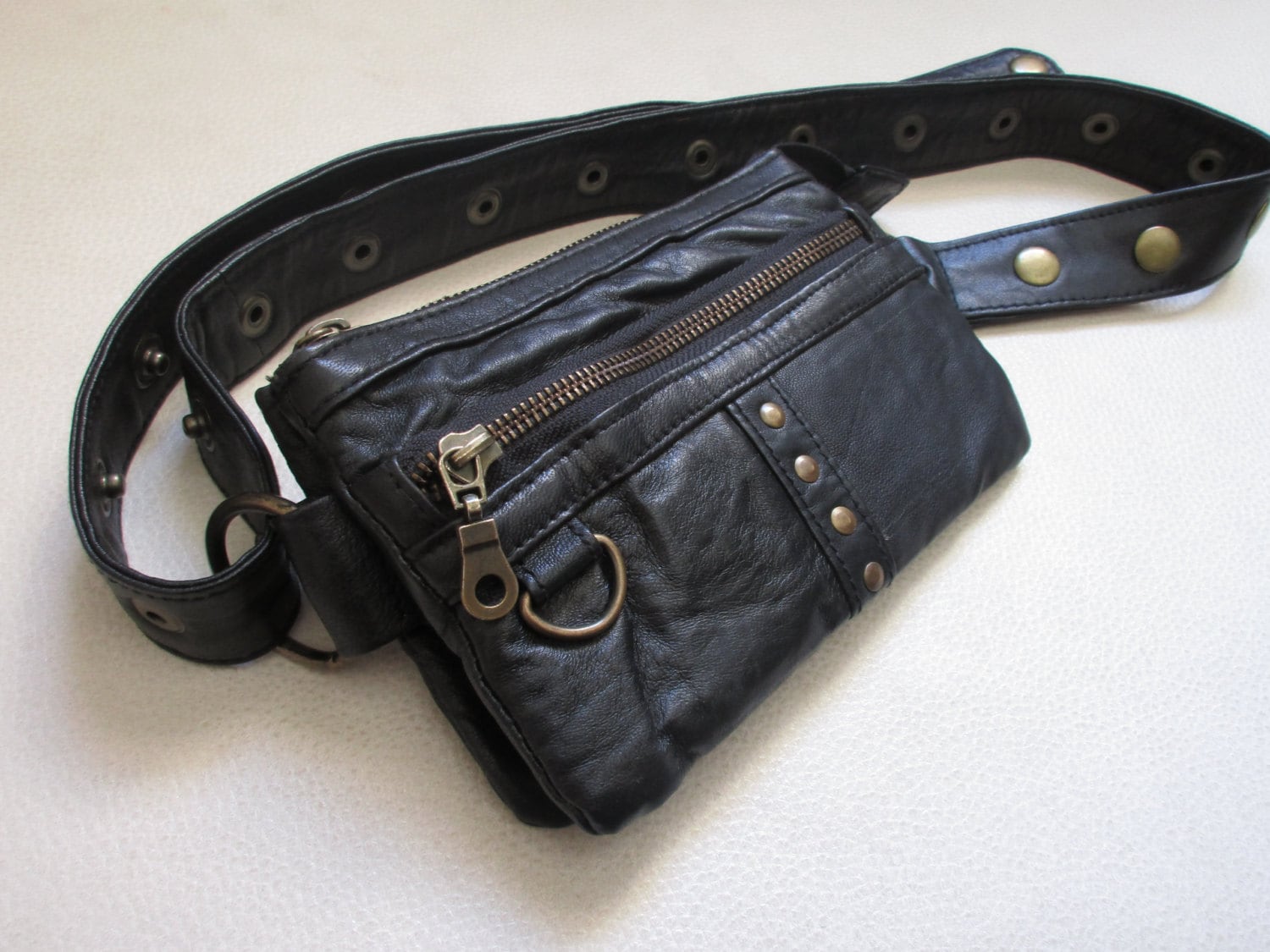 Schwarze Gürteltasche Aus Leder Mit Nieten Schwarze Gürteltasche Aus Leder Mit Nieten von ibogaskin