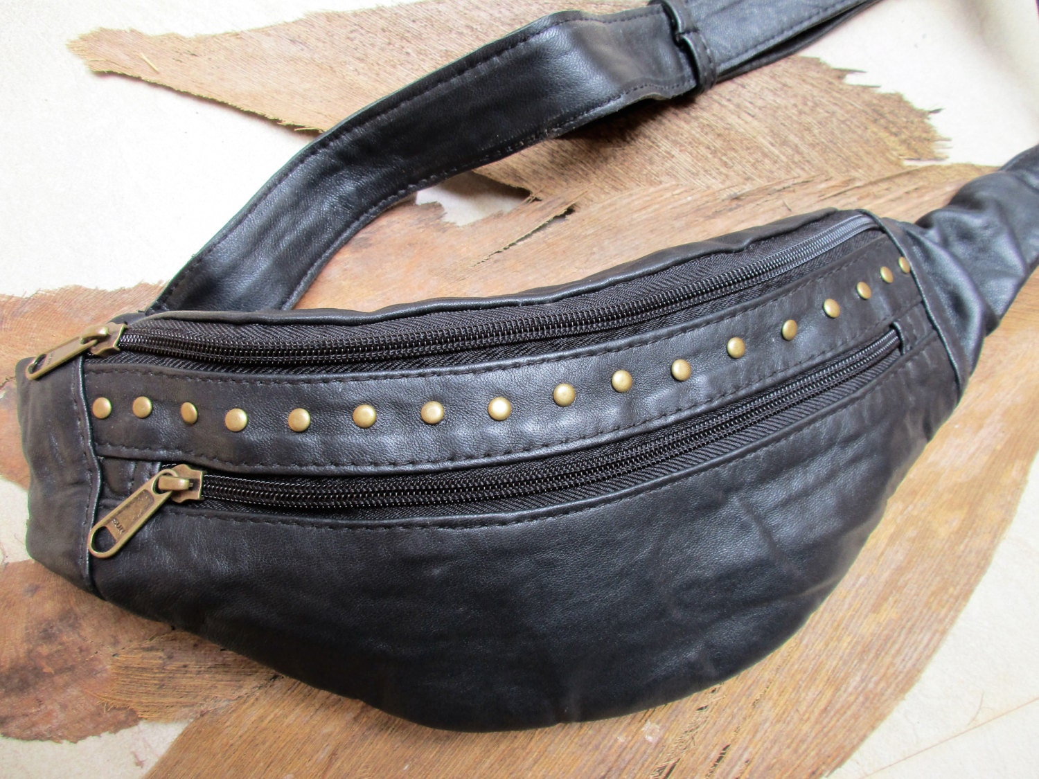 Schwarze Urban-Gürteltasche Mit Nieten Schwarze Urban-Gürteltasche Mit Nieten von ibogaskin