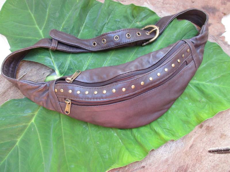 Urban-Gürteltasche Aus Braunem Leder Mit Nieten Urban-Gürteltasche Aus Braunem Leder Mit Nieten von ibogaskin