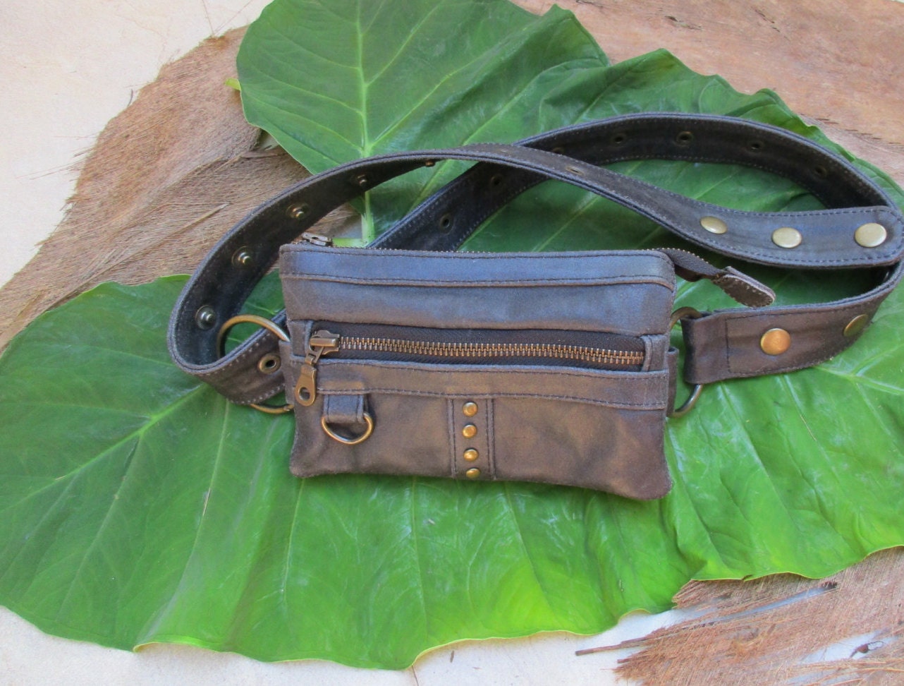 Vintage Gürteltasche Aus Grauem Leder Mit Rockbesatz Vintage Gürteltasche Aus Grauem Leder Mit Rockbesatz von ibogaskin