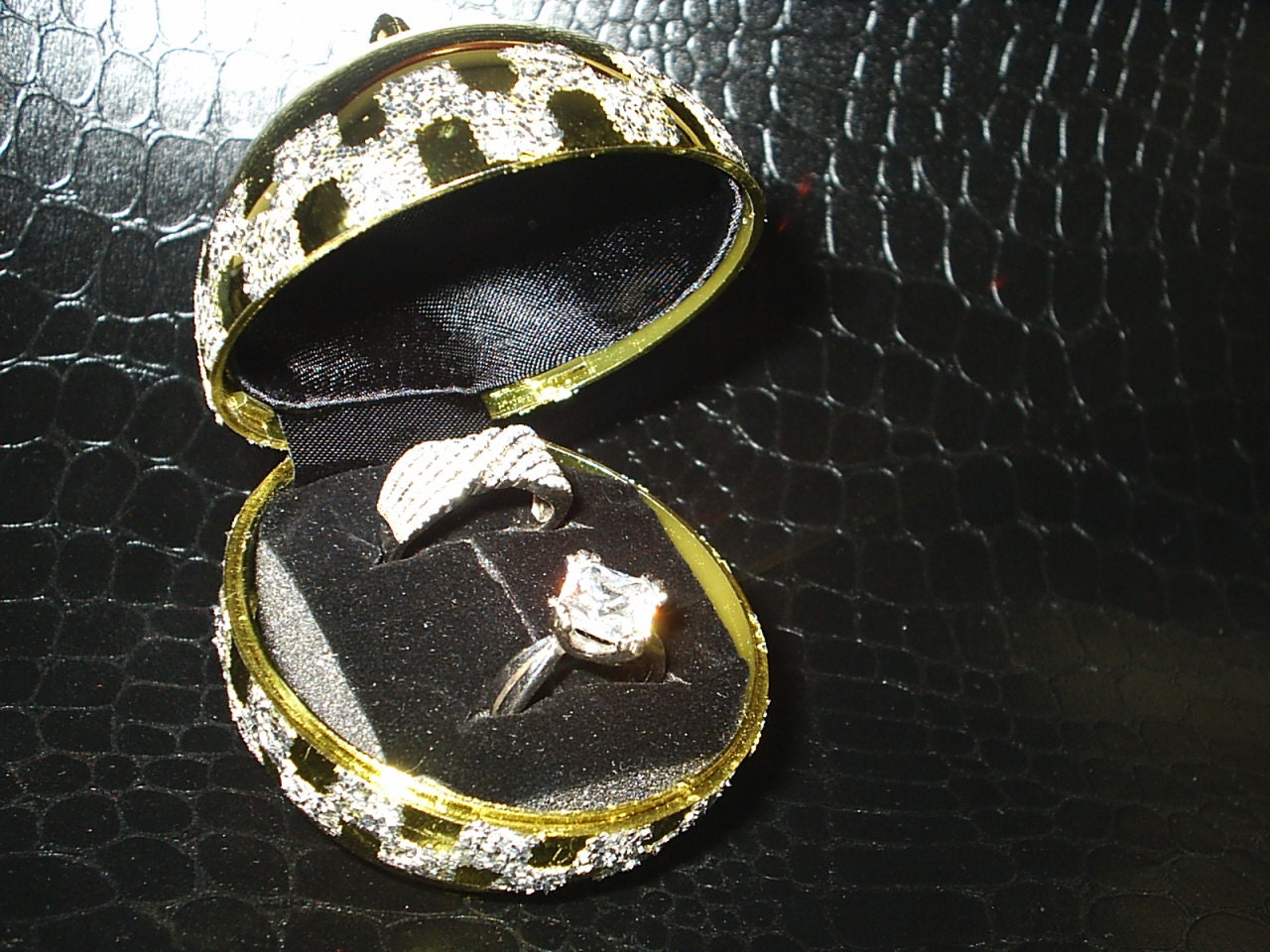 Neue Neuheit Weihnachtskugel Ornament Hängend Unikat Ausgefallener Verlobungsring/Doppelring Geschenkbox Versprechen Ring Hochzeitsband Neue Neuheit Weihnachtskugel Ornament Hängend Unikat Ausgefallener Verlobungsring/Doppelring Geschenkbox Versprechen Ring Hochzeitsband von iboxnyc
