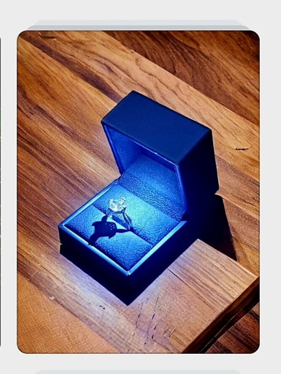 Royal Blau Beleuchtete Led Verlobungs Ring Box/Etui Ohrstecker Ohrringe Geschenkbox Weichen Samt Wildleder Royal Blau Beleuchtete Led Verlobungs Ring Box/Etui Ohrstecker Ohrringe Geschenkbox Weichen Samt Wildleder von iboxnyc