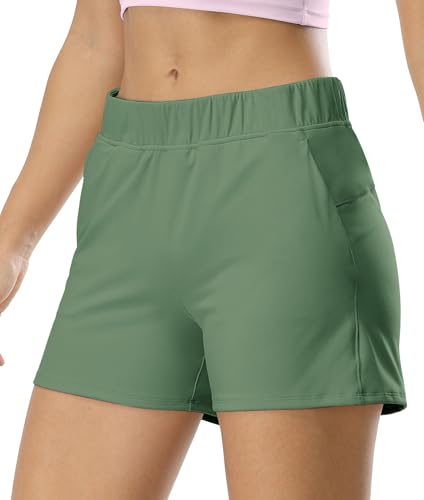 icyzone Damen Sport Shorts Schnelltrocknend Sommer Running Gym Shorts Kurz Sporthose Hohe Taille Laufshorts mit Tasche 3.5" (Forest Green, L) von icyzone