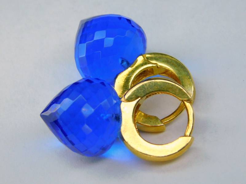 Hochwertigste Klapp Creolen Kyanitblauer Quarz.... Facettierte Tropfen in Umgekehrter Tropfenform Und 925 Sterling Silber Satt Vergoldet von ideabrillante