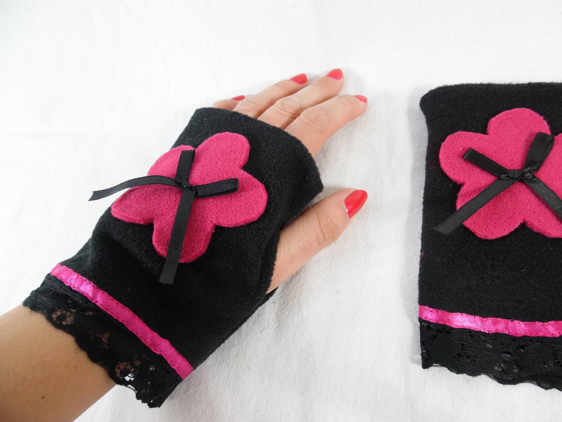 Gothic Schwarz Und Rosa Fäustlinge Mit Spitze von ideesdesophie