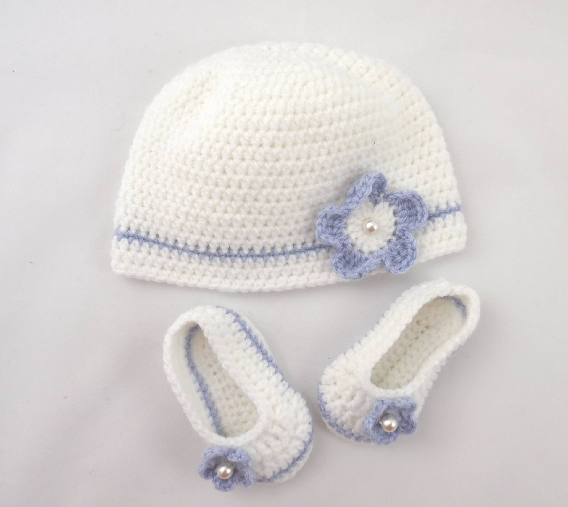 Set Geburtshut Und Hausschuhe Aus Lila Weißem Häkeln von ideesdesophie