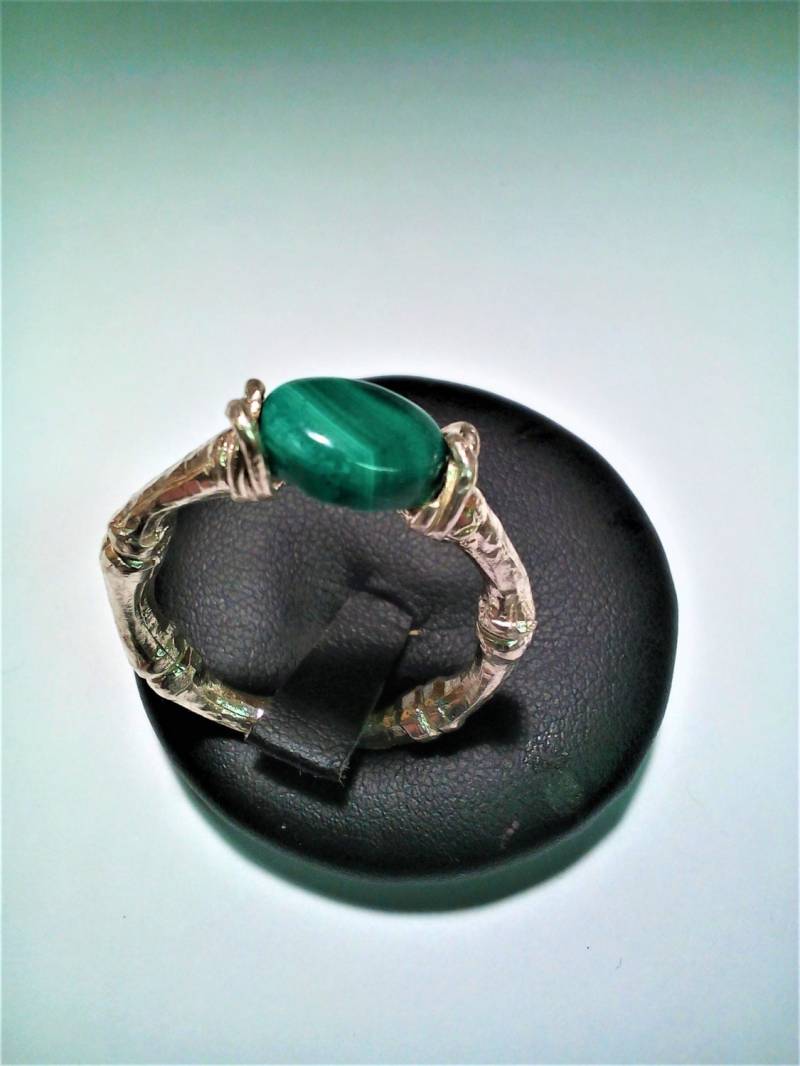 Bambus Cabochon Malachit Ring Handgefertigt in Silber von igioiellidiperle