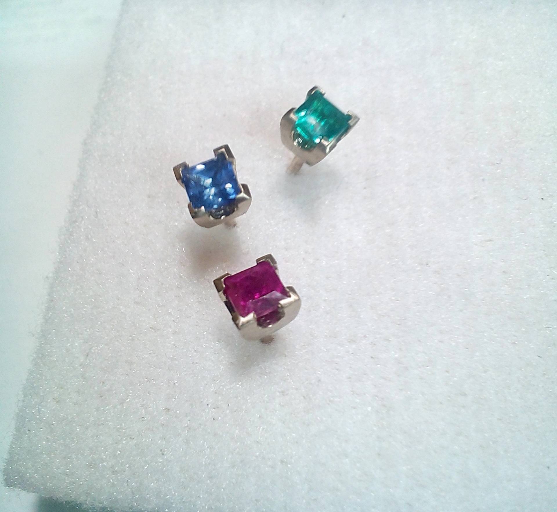Einzelner Ohrring Aus 18 Karat Weißgold Und Rubin-Saphir-Smaragd Einzelner Ohrring Aus 18 Karat Weißgold Und Rubin-Saphir-Smaragd von igioiellidiperle