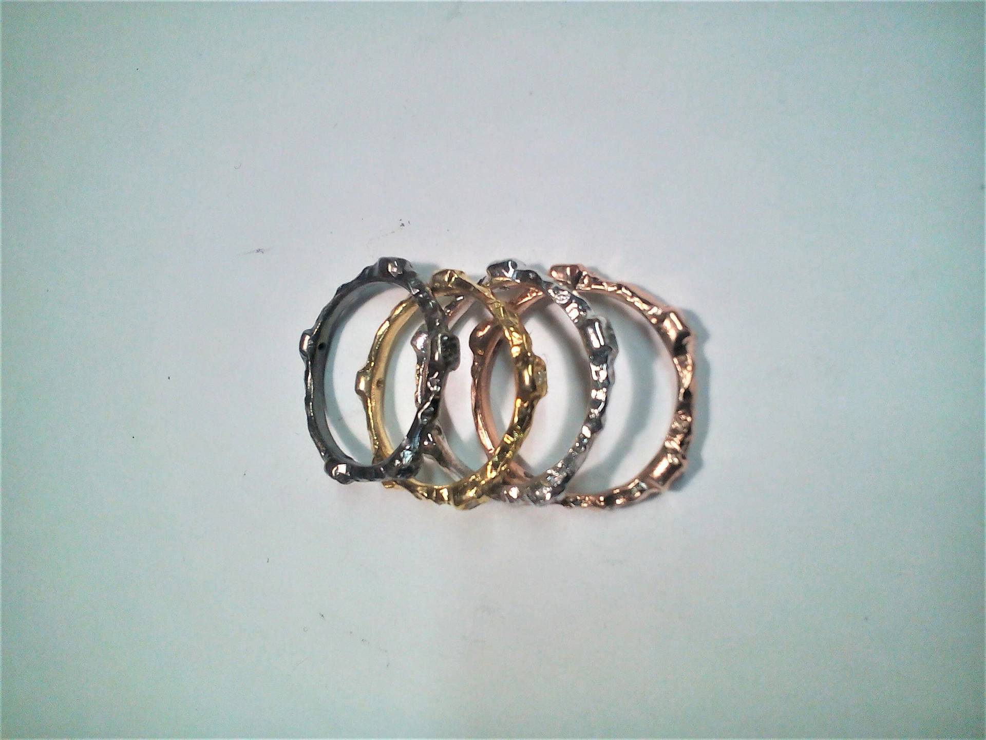 Minimal Eternity Mit Diamanten in 9 Karat Gold 4 Farben Minimal Eternity Mit Diamanten in 9 Karat Gold 4 Farben von igioiellidiperle