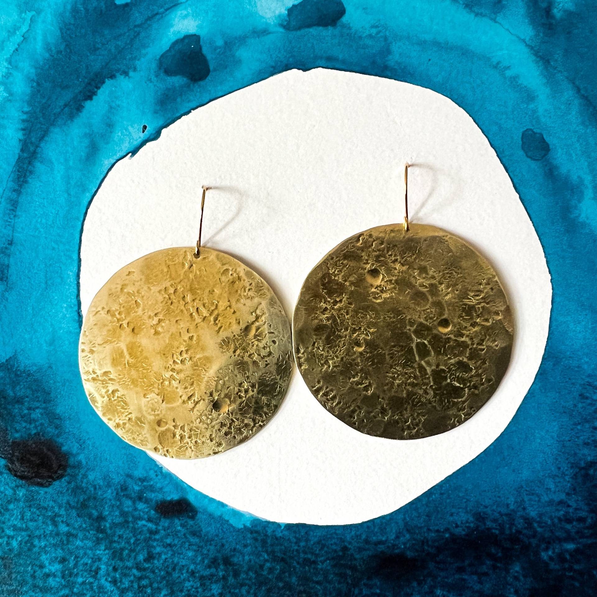 Messing Vollmond Ohrringe . Große Großartige Messingfarbene Strukturierte Gehämmerte Kreisscheiben. Herzensliebe Vollbluternte Blue Moon Portland Messing Vollmond Ohrringe . Große Großartige Messingfarbene Strukturierte Gehämmerte Kreisscheiben. Herzensliebe Vollbluternte Blue Moon Portland von iheartmies