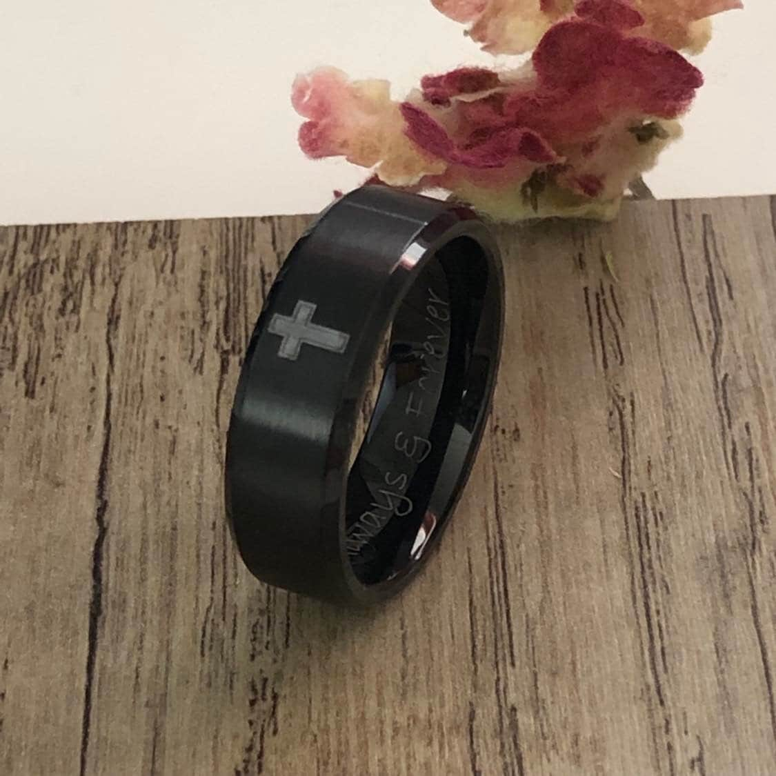 Kreuzring, Personalisierbarer Titan-Ehering, Schwarz Plattierter Titan-Ring, Herren-Titan-Ehering Trb328-B von iheartwholesale